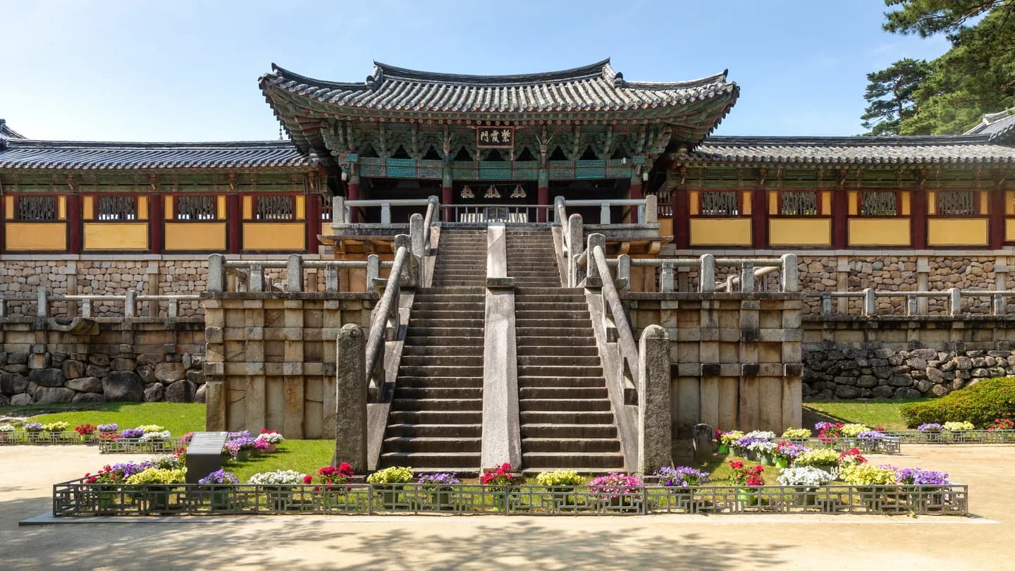 불국사 석조 계단과 위쪽 자하문, 앞쪽 꽃밭, 2024년 6월