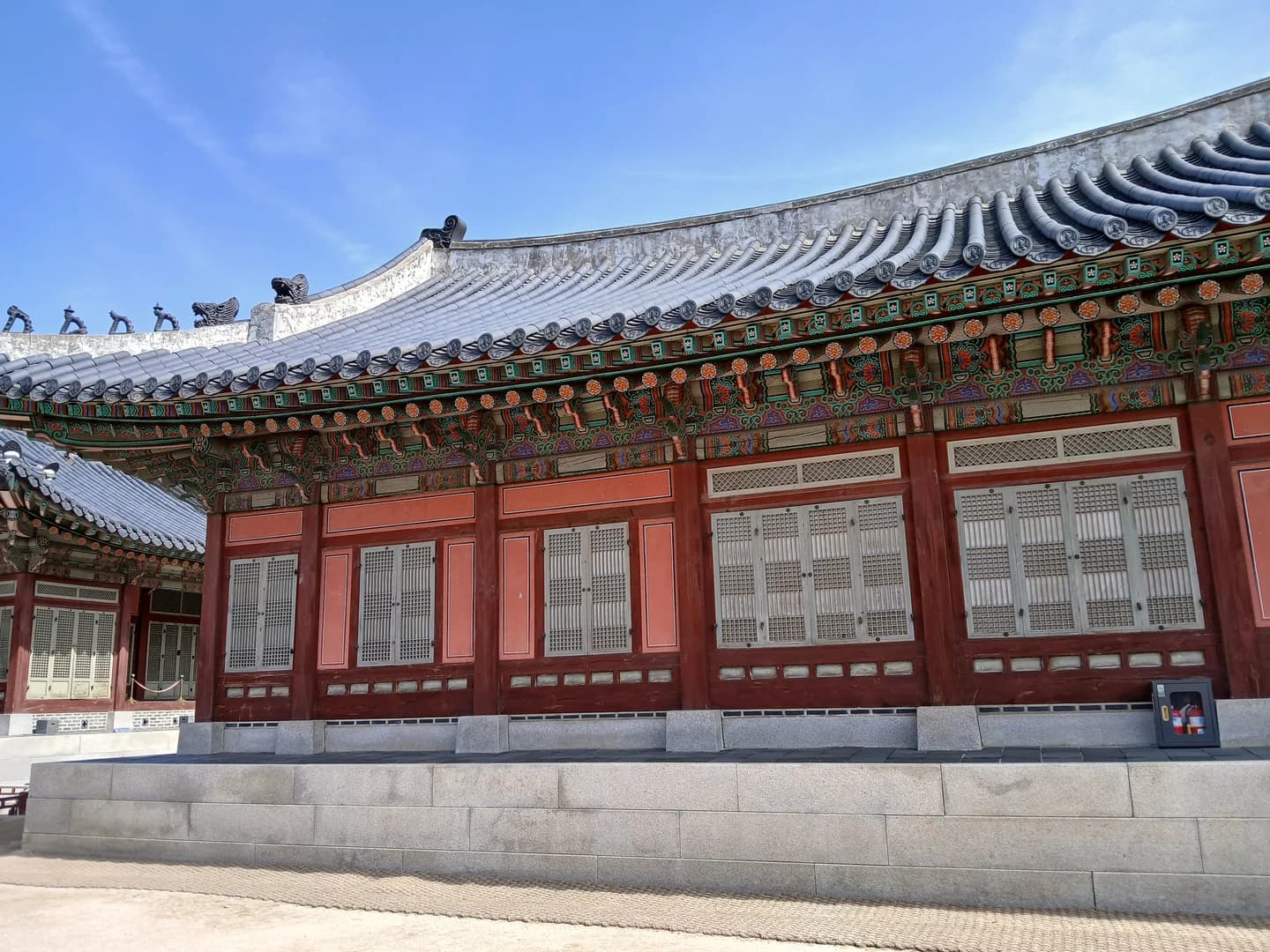경복궁의 단청과 붉은 기둥이 있는 전각 외관, 2025년 3월
