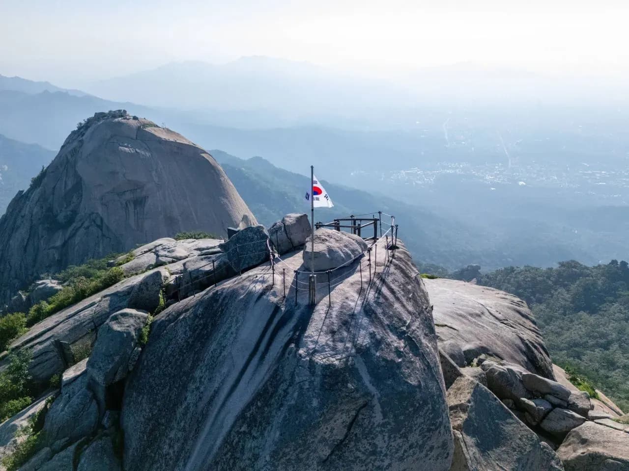 북한산 백운대 코스의 태극기·바위 봉우리를 담은 항공사진, 2025년 7월