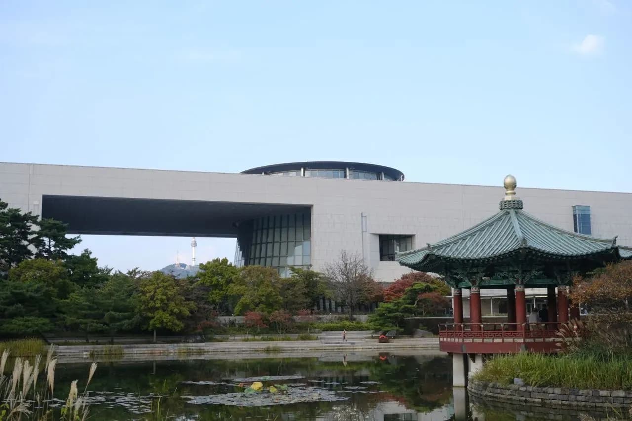 서울 국립중앙박물관 건물과 연못·정자, 2023년 10월
