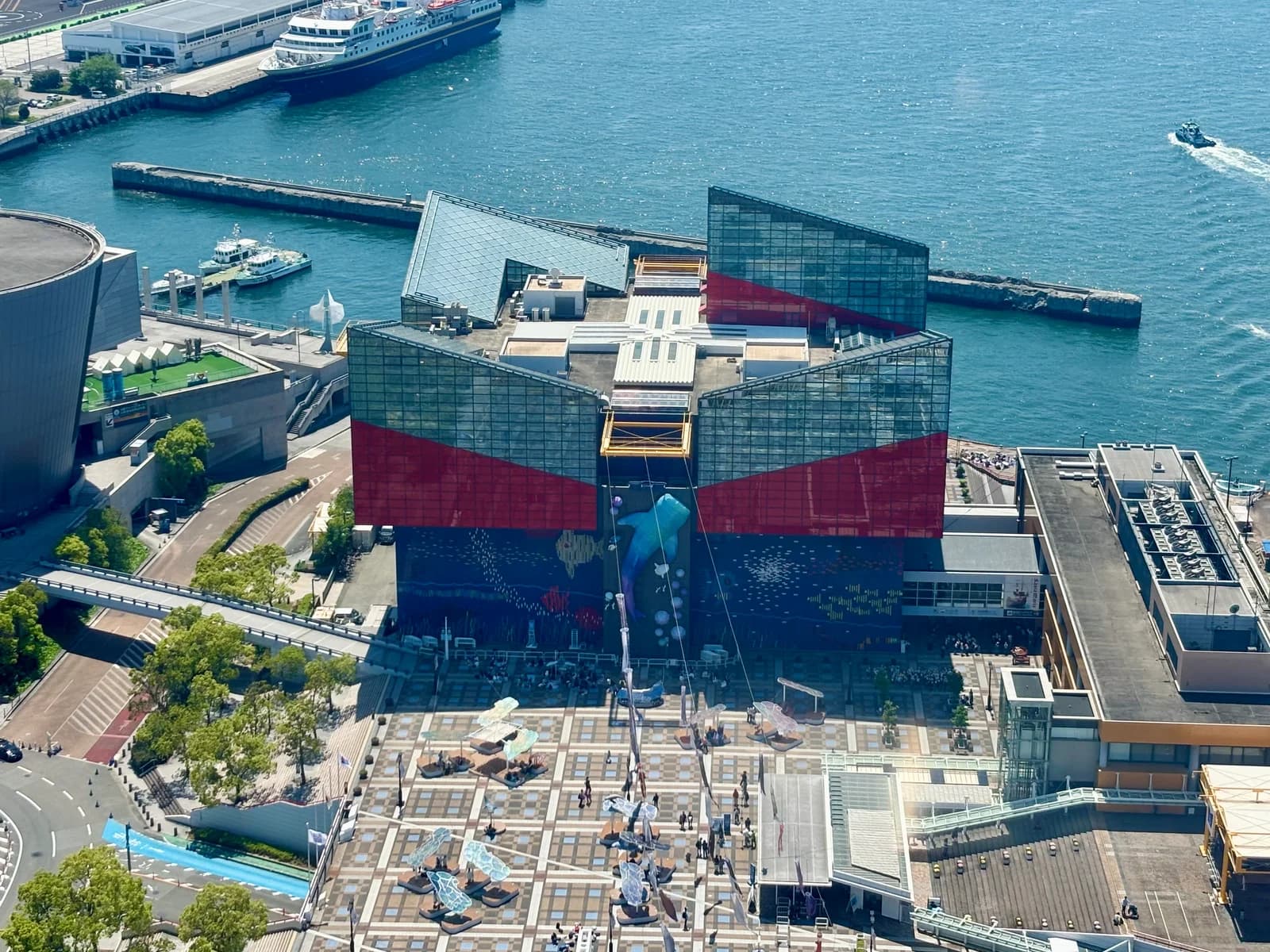 2026年5月撮影の海遊館外観と天保山の海辺