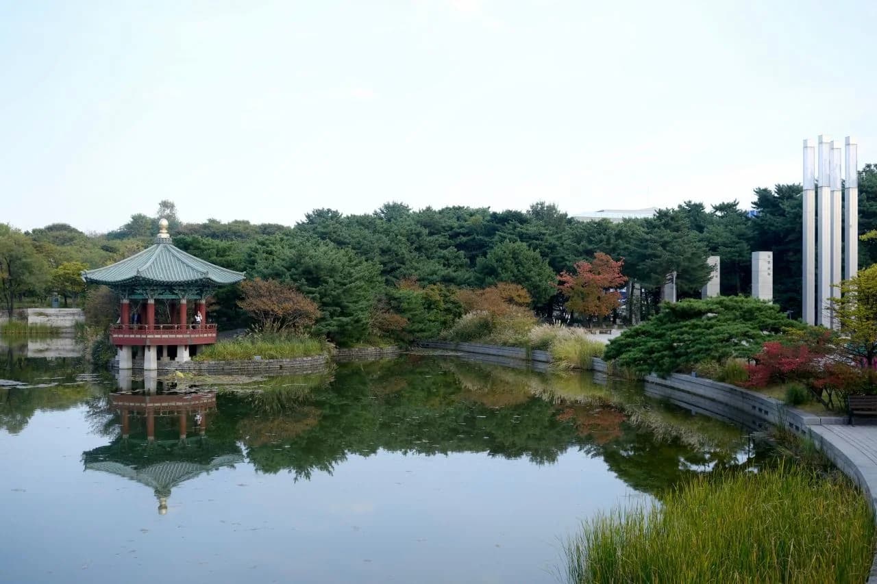 Gardens and pond at the National Museum of Korea (2023-10)