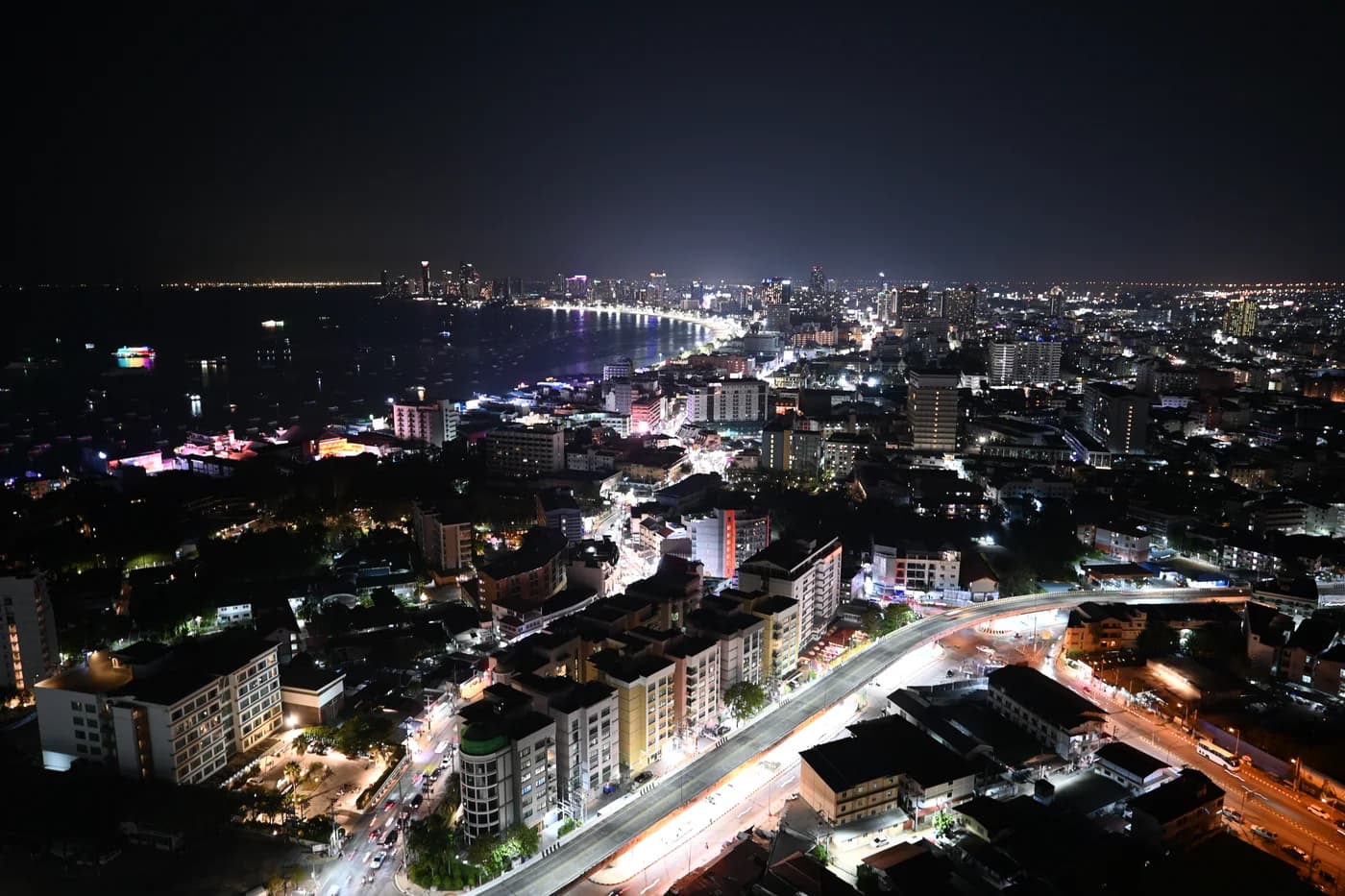 高い視点からのパタヤ海岸と街の夜景、2026年2月