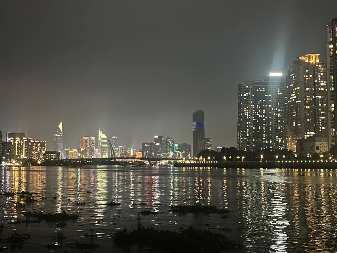 川越しに見たホーチミンの夜景、2024年撮影