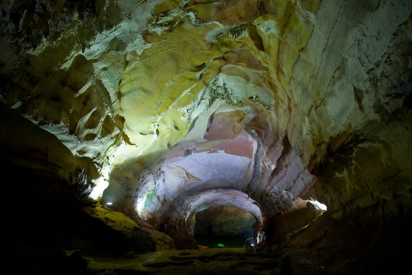 峰牙己榜地区洞穴内灯光与岩顶，2012年