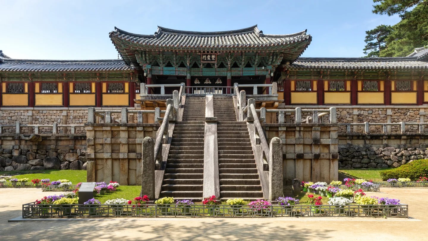 불국사 석조 계단과 위쪽 자하문, 앞쪽 꽃밭, 2024년 6월