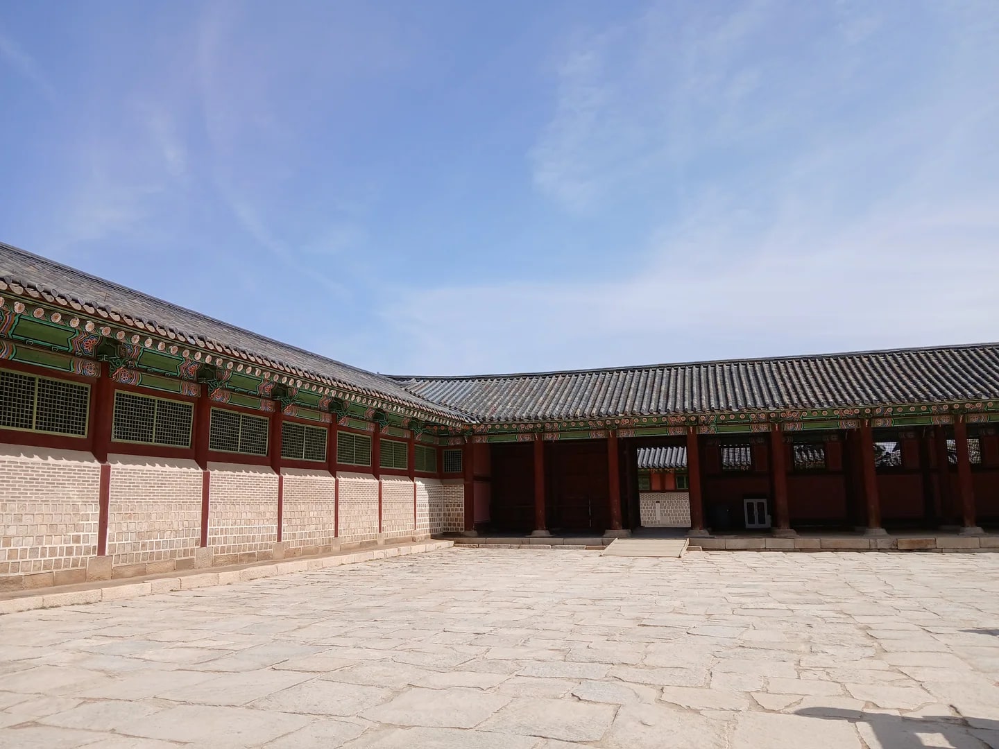 경복궁 전각에 둘러싸인 돌바닥 마당, 2025년 3월