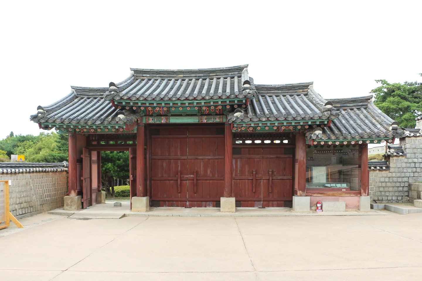 수원 화성의 기와지붕 문과 포장된 진입 공간, 2022년 9월