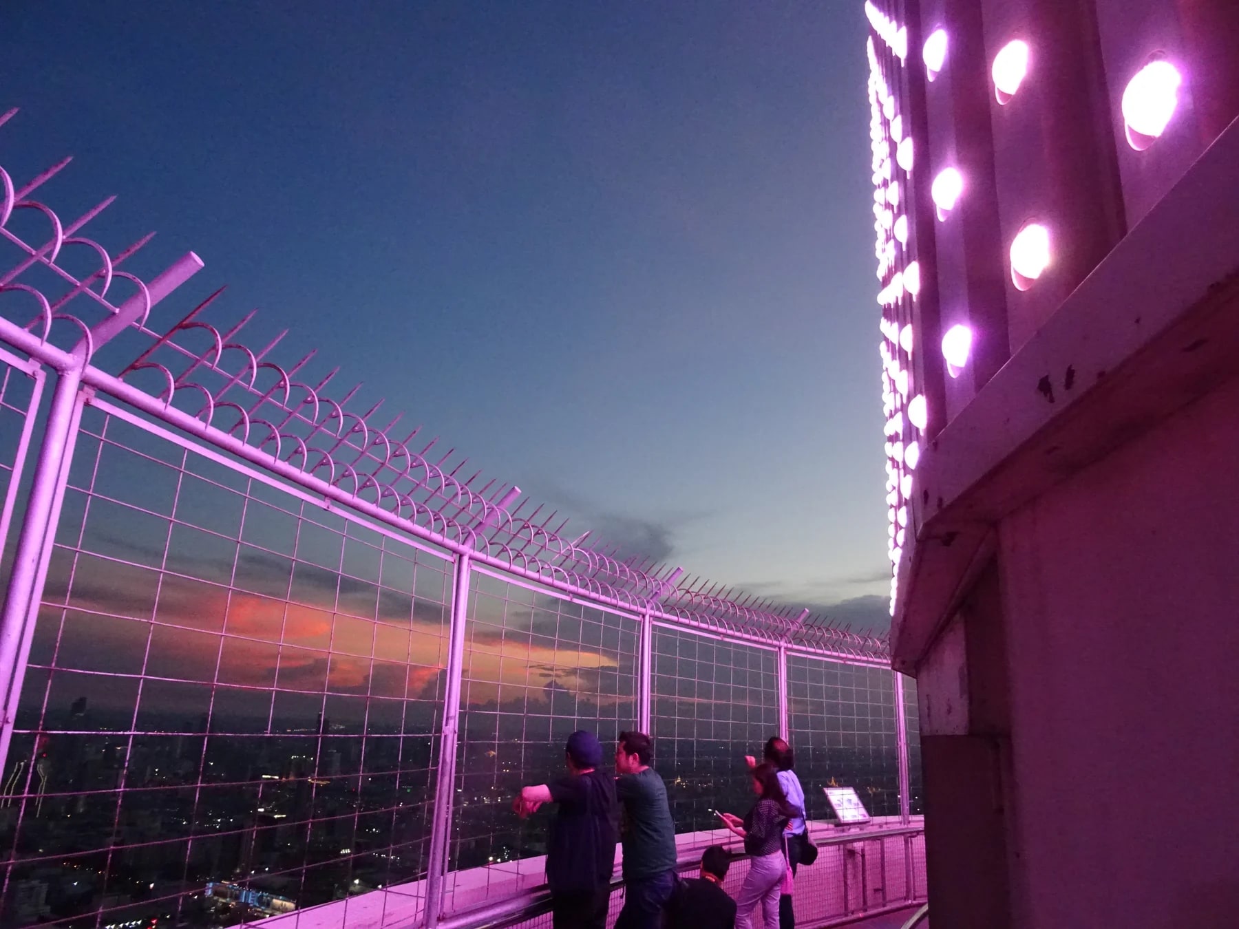日落时彩虹云霄塔观景台窗边与城市景观（2018年拍摄）