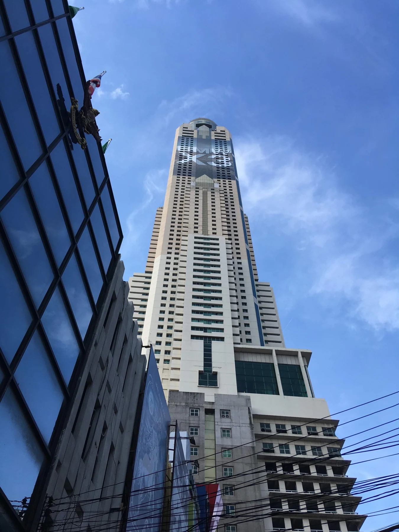 从南侧街道看到的曼谷彩虹云霄塔（2018年拍摄）
