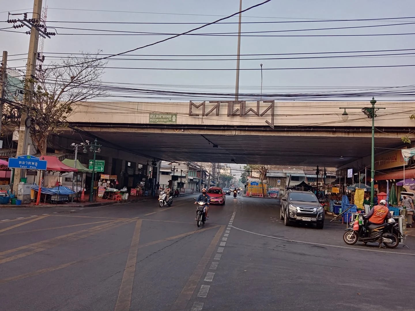 Morning street scene and railway bridge at Talat Phlu (photographed in 2021)