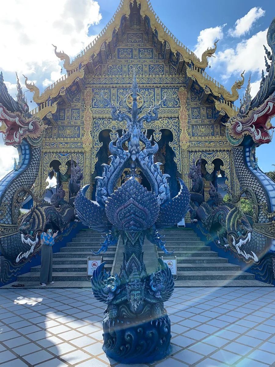 清莱蓝庙入口前的蓝色喷泉装饰、台阶及后方金色外墙纹饰（2021年拍摄）