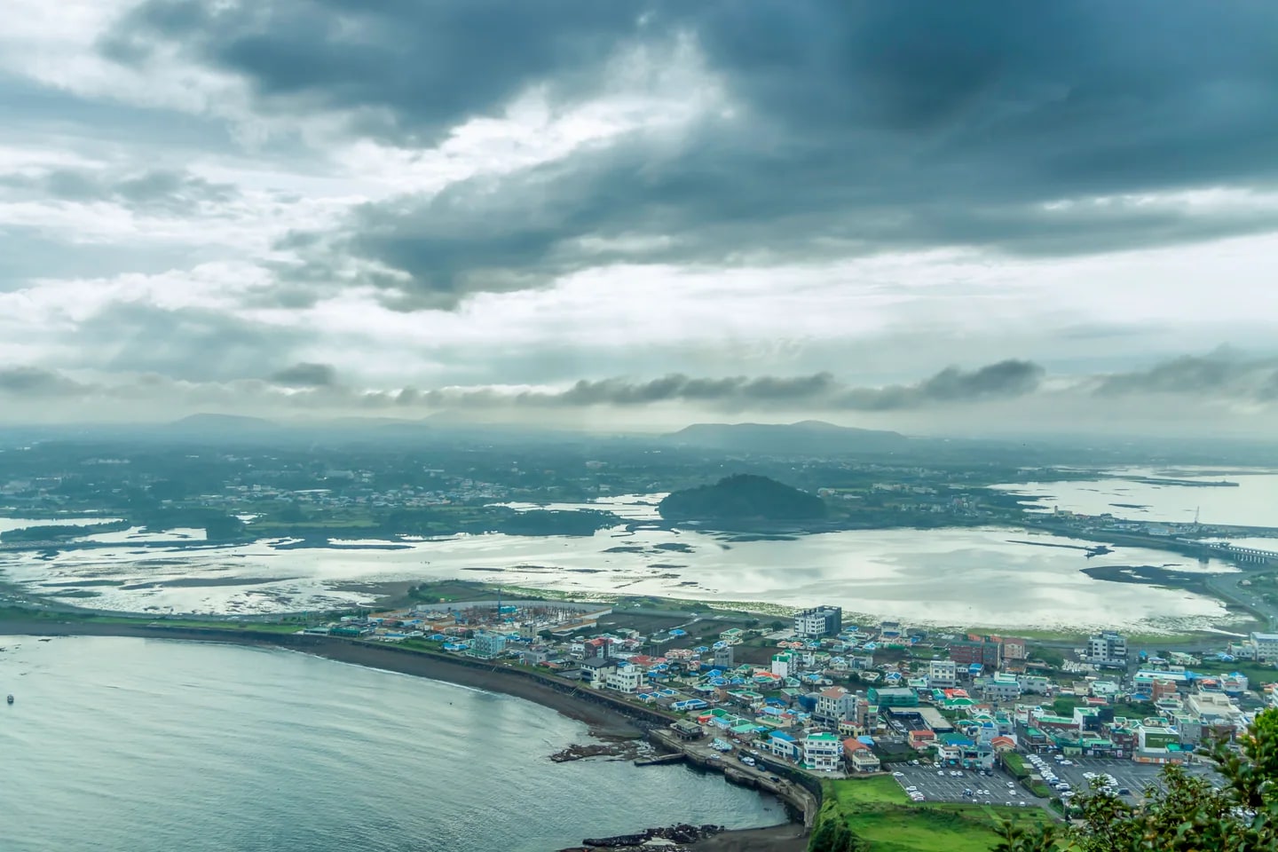 성산일출봉 정상에서 내려다본 성산 마을과 해안, 2018년 5월