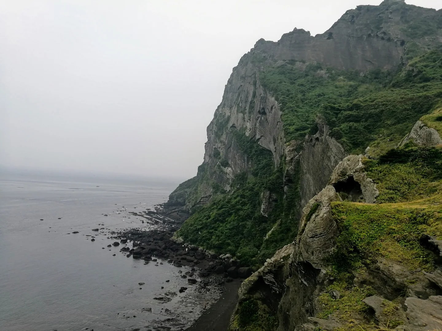 성산일출봉의 바다 쪽 절벽과 검은 바위 해안, 2017년 9월