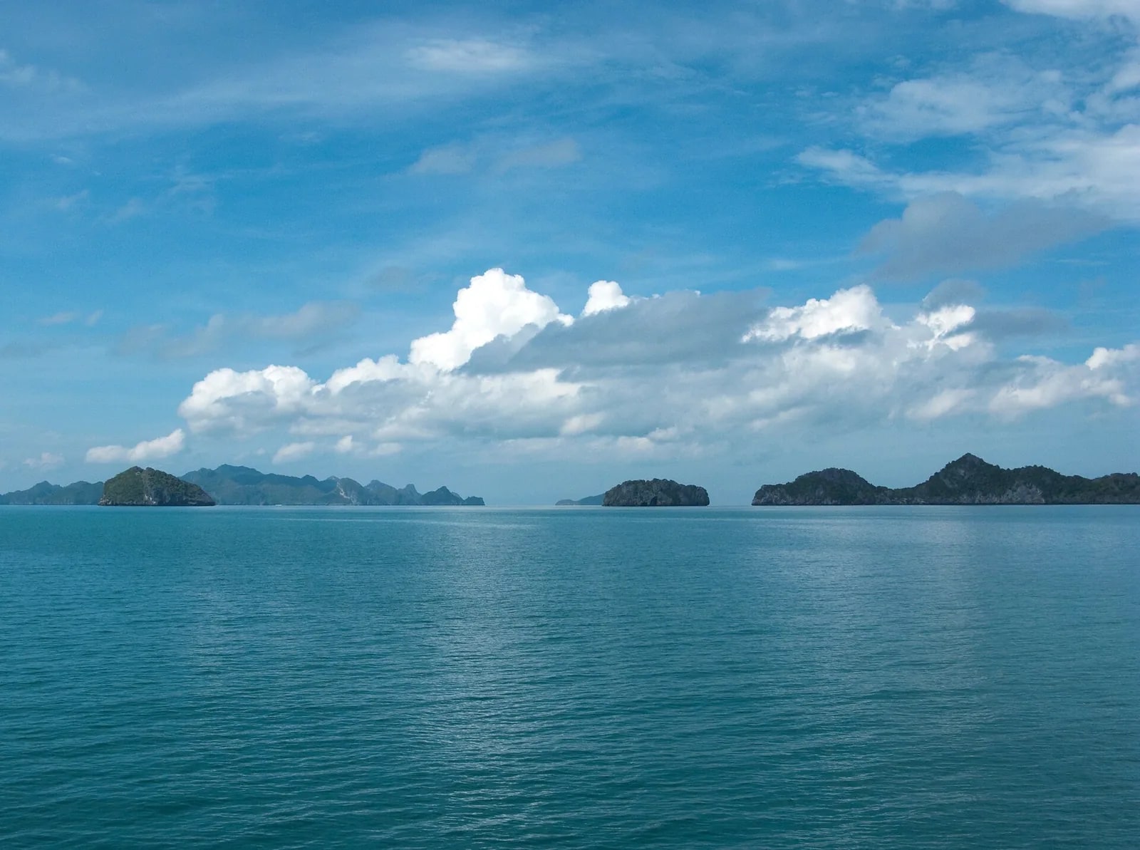 安通群岛海洋国家公园的海面与远处连绵岛屿（2009年拍摄）