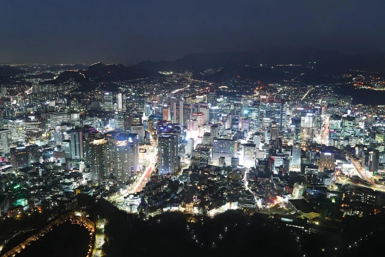 N서울타워에서 바라본 불이 켜진 도심 건물과 도로·주변 산의 야경, 2017년 11월