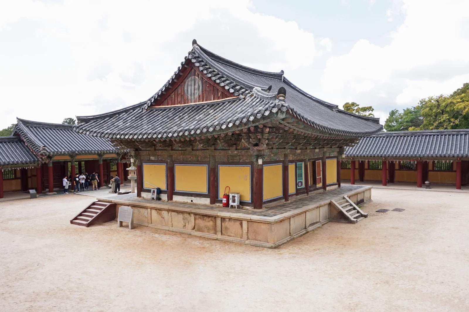 2022년 촬영한 경주 불국사 대웅전과 마당