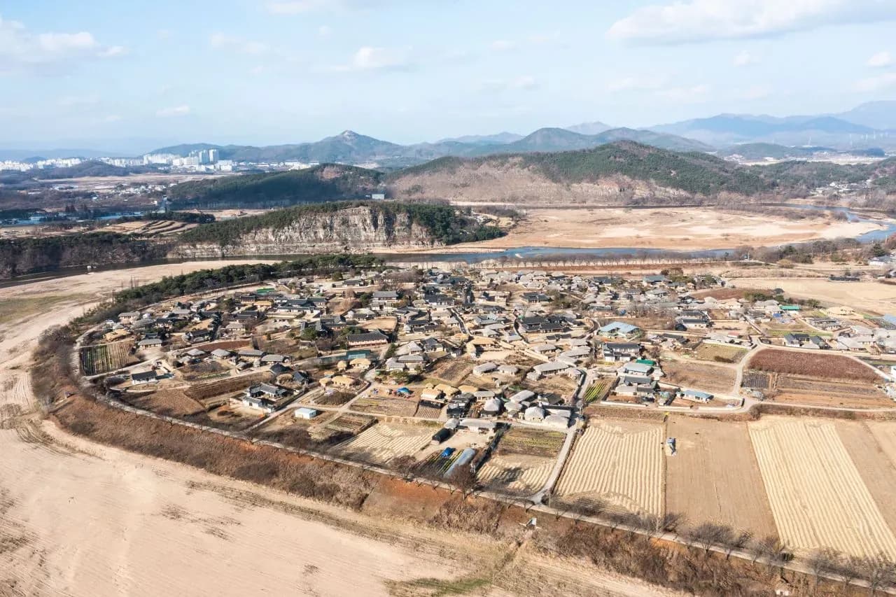 낙동강 굽이와 논밭 사이의 안동 하회마을을 내려다본 항공 참고 사진, 2022년 11월