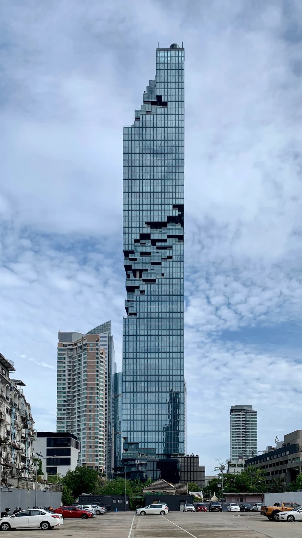 완공된 킹 파워 마하나콘 타워와 주변 건물 전경 (2021년 촬영)