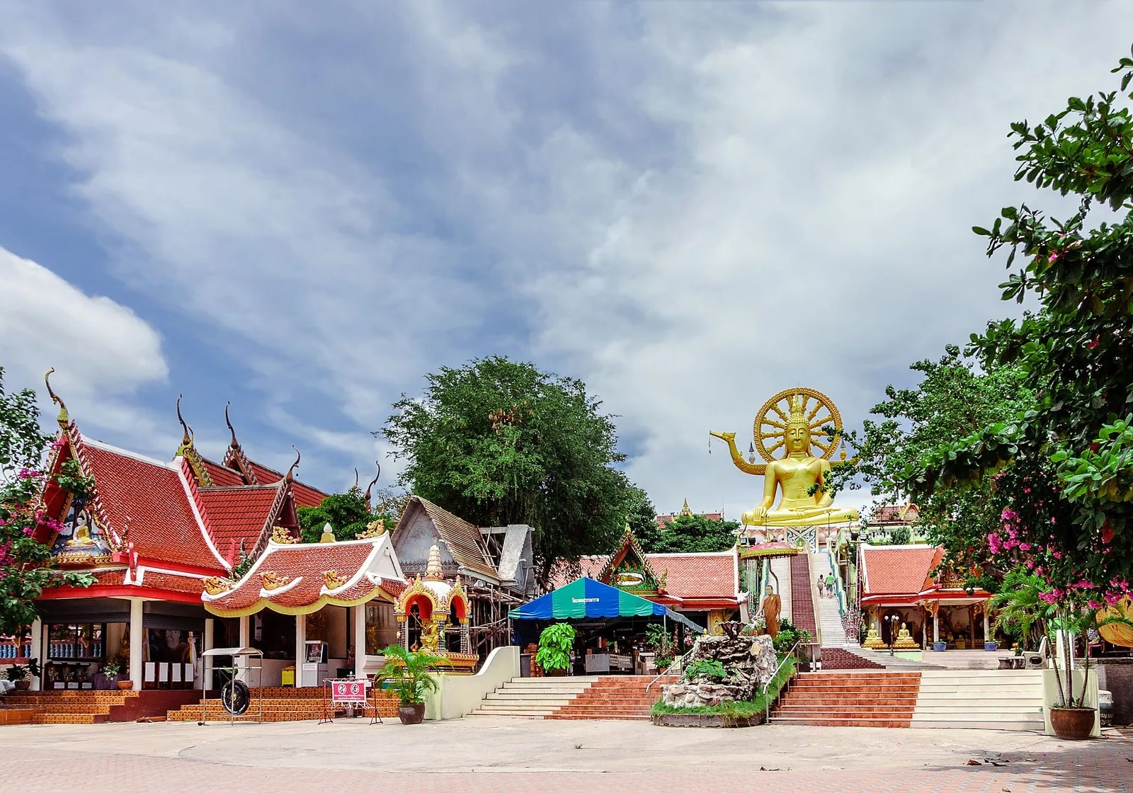 코사무이 왓 프라야이의 사원 건물과 빅부다 불상 (2011년 촬영)