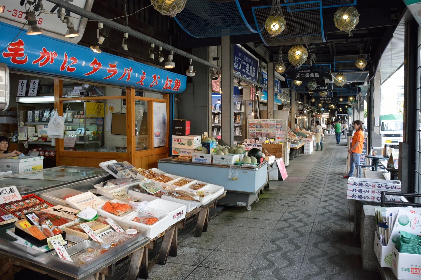 二条市场圆形灯具下陈列海鲜与甜瓜的摊店及通道(2013年8月拍摄)