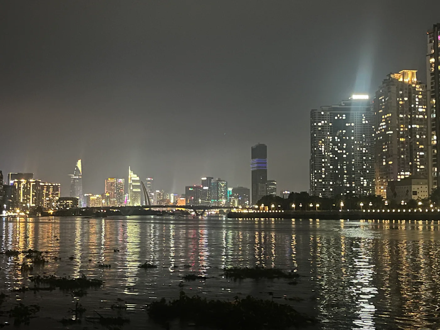 강 건너에서 본 호찌민의 야간 스카이라인, 2024년 촬영