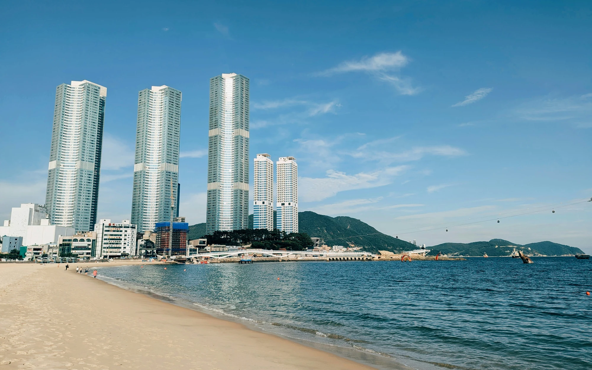 부산 해운대 해변과 해안 스카이라인