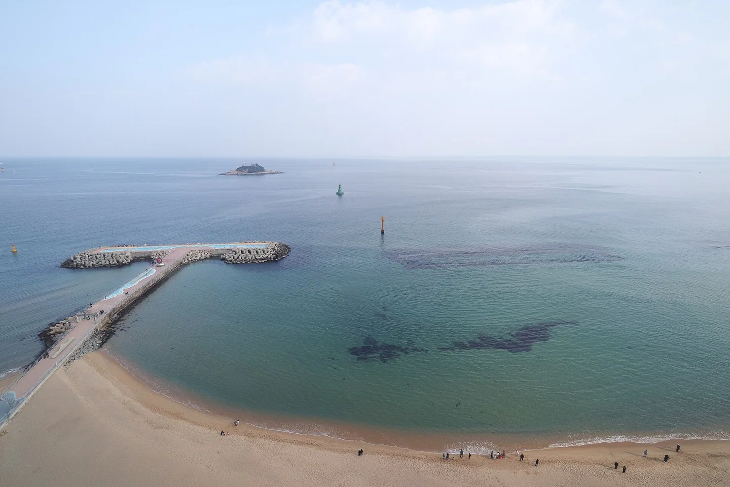 속초해변의 모래사장과 바다