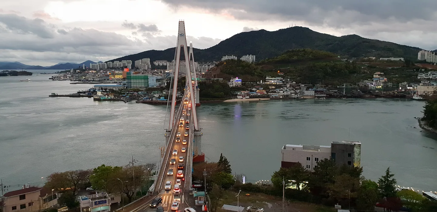 여수 돌산공원에서 바라본 돌산대교와 해안
