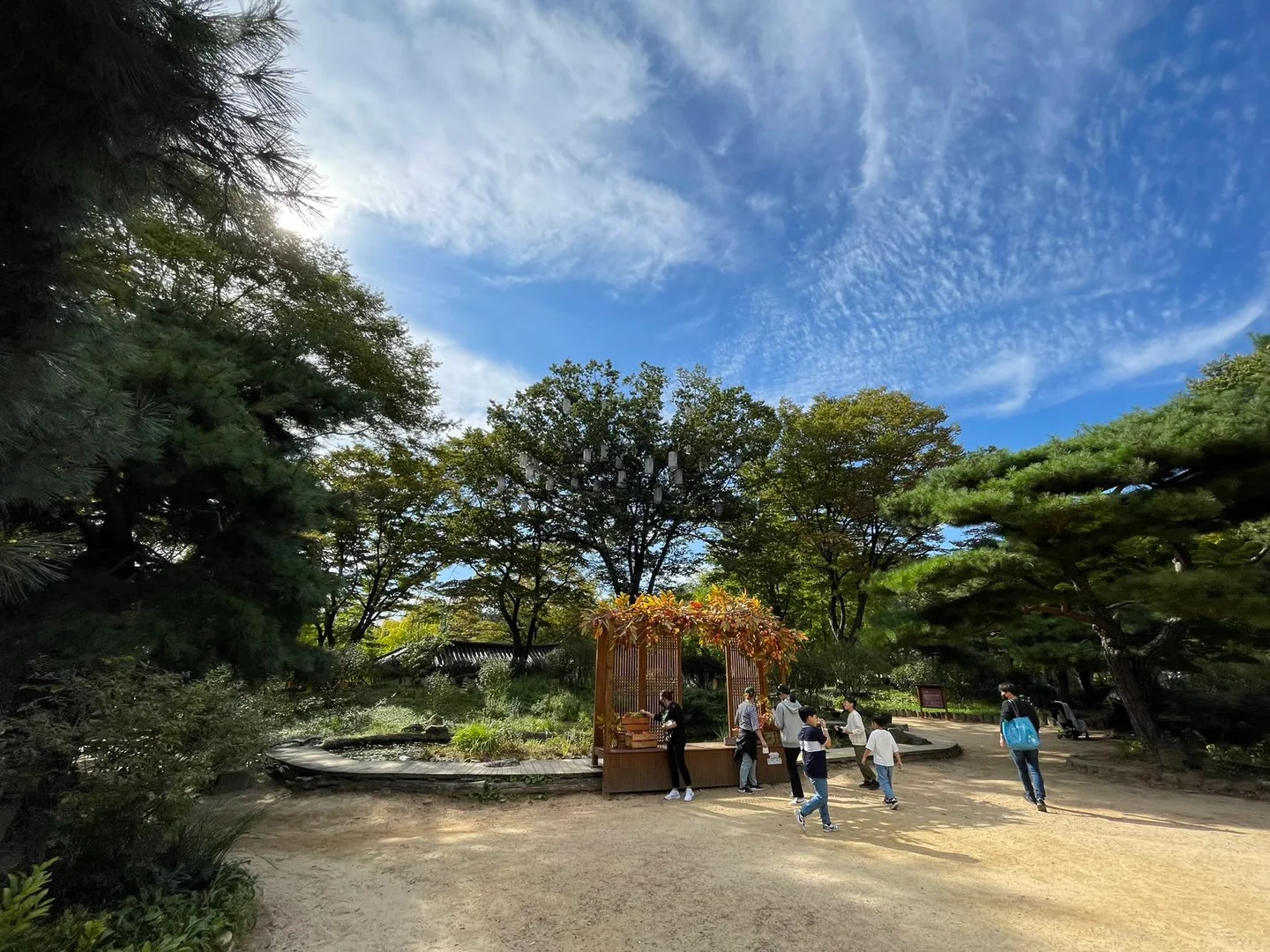 용인 한국민속촌의 전통 건물과 숲