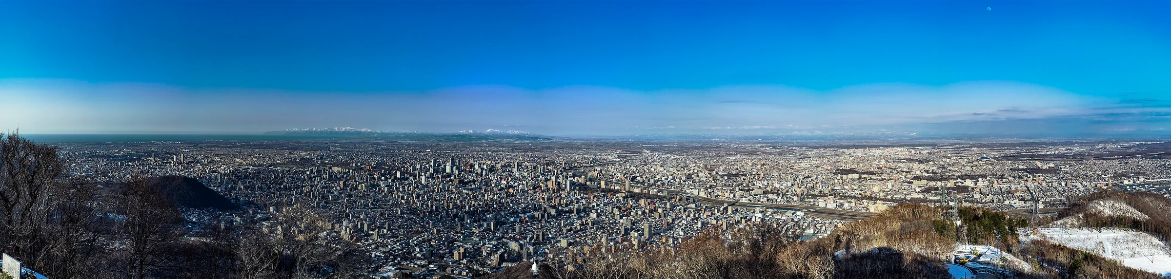 산에서 내려다본 삿포로 시내와 먼 산의 주간 파노라마, 2015년 촬영