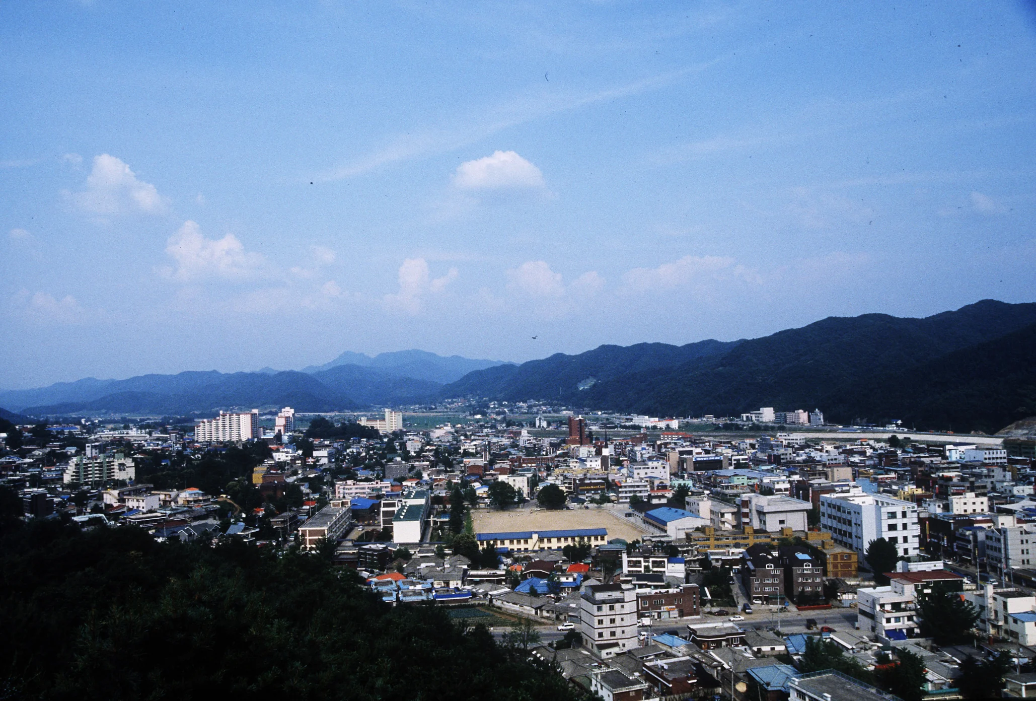 산으로 둘러싸인 홍천읍 시가지 전경, 촬영 연도 미상