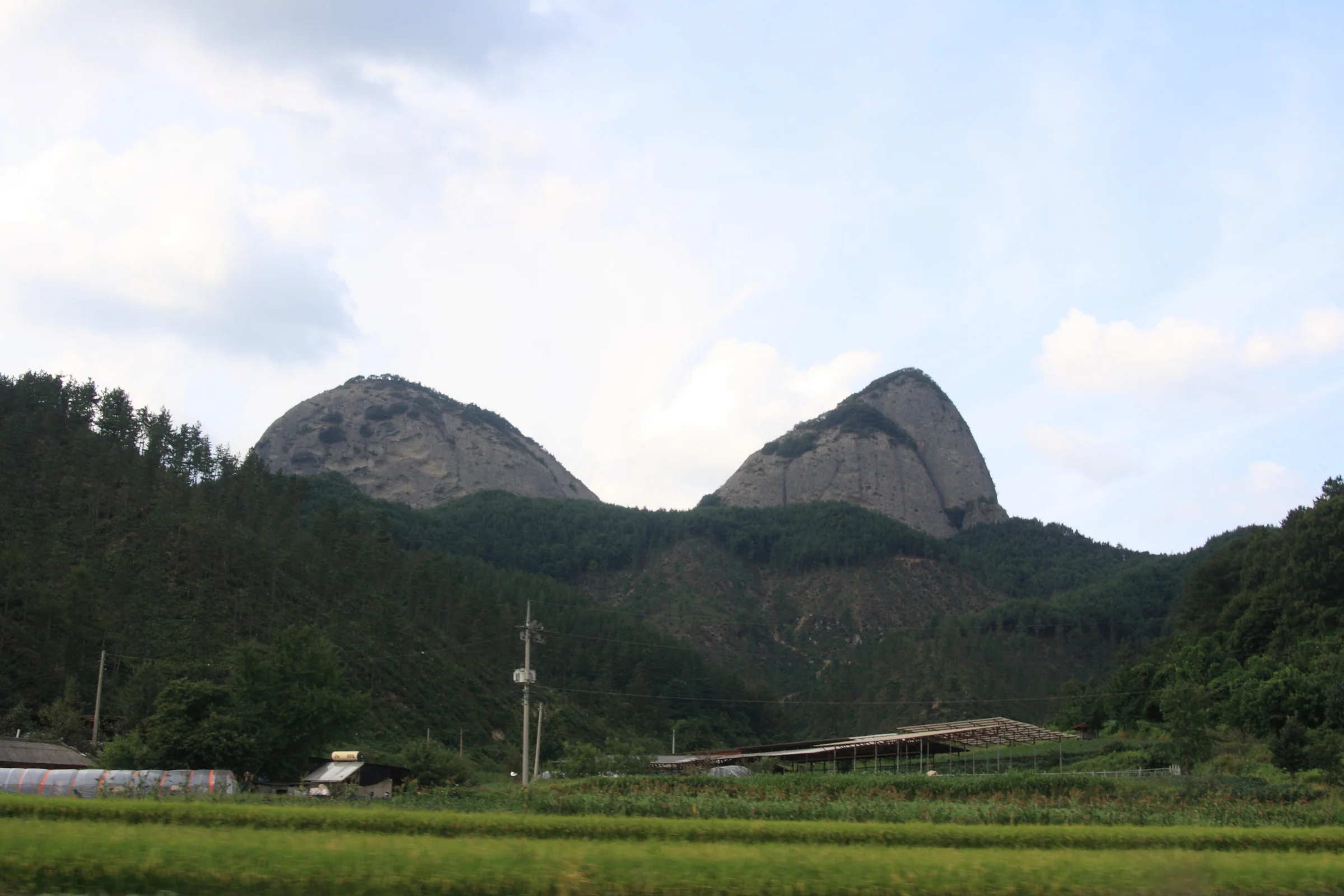 진안 마이산의 두 봉우리와 숲이 우거진 산비탈, 2009년 촬영
